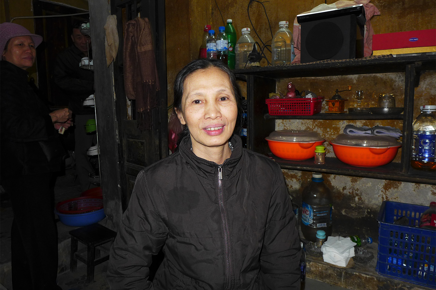 Hoa Nguyen a 63 ans. C’est elle qui a cuisiné, pour nous, ce serpent à la citronnelle.