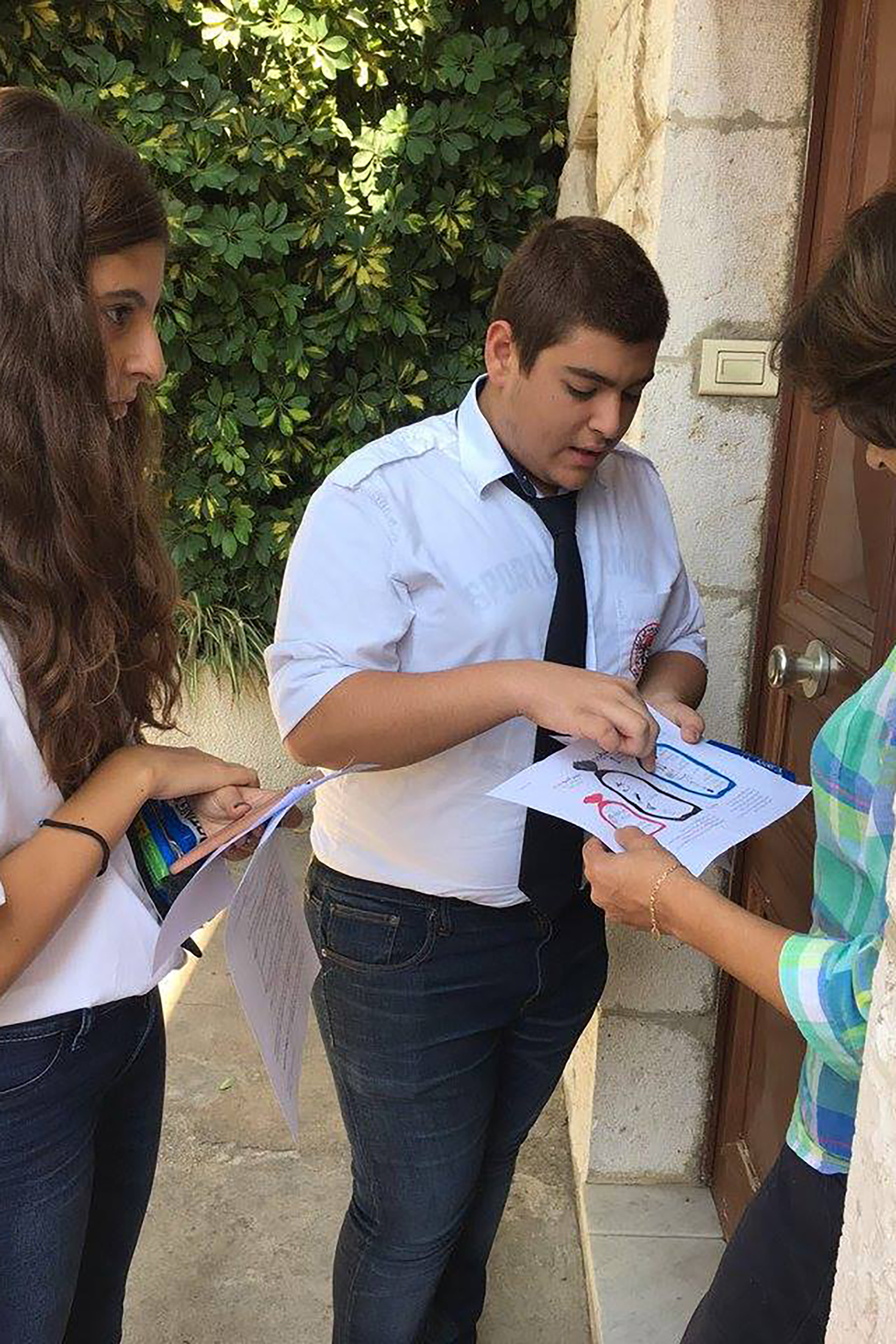 Les élèves du collège Saint-Joseph ont fait du porte-à-porte afin de sensibiliser les habitants au tri, et à l’utilisation des poubelles de couleur ©Municipalité d’Antoura
