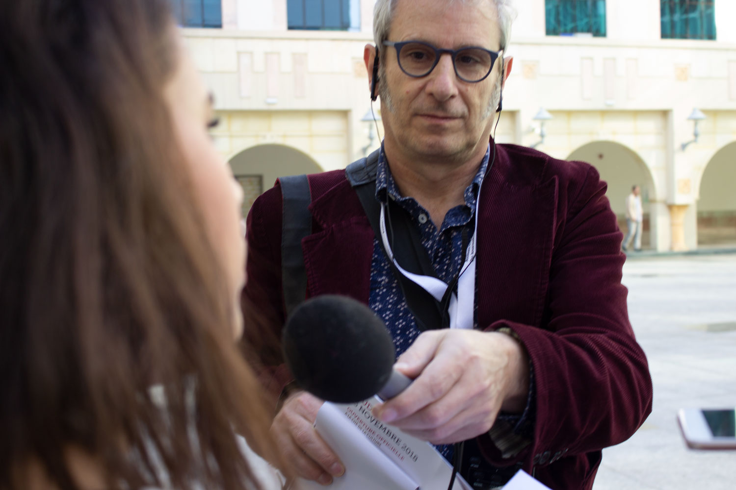 Le journaliste Alain Devalpo, assure la technique de l’interview © Aziz ANDOLSI