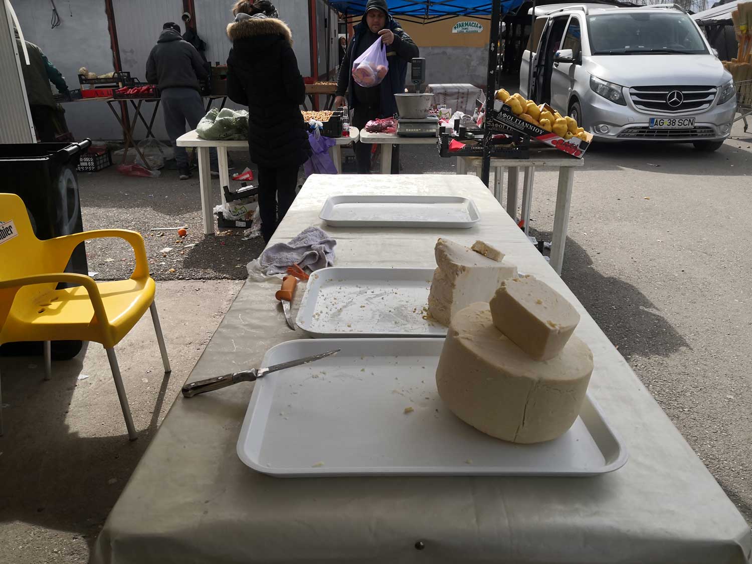 Du fromage devant la vitrine, en l’occurrence du « telemea » de brebis © Globe Reporters