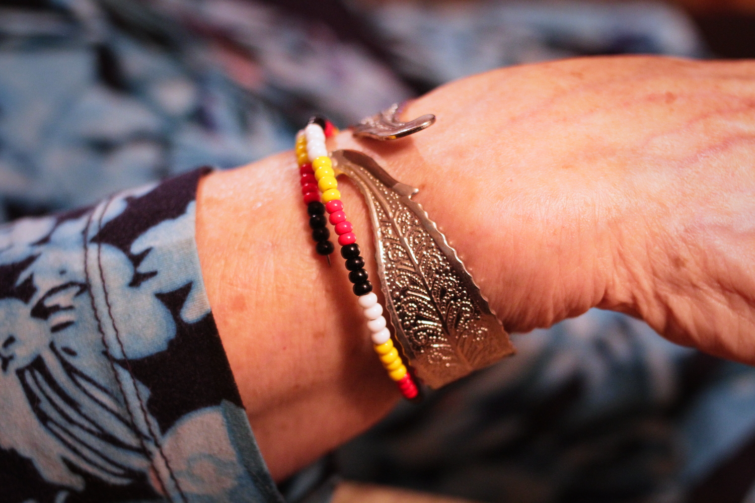 Bracelet aux couleurs de la roue de médecine, symbole autochtone.