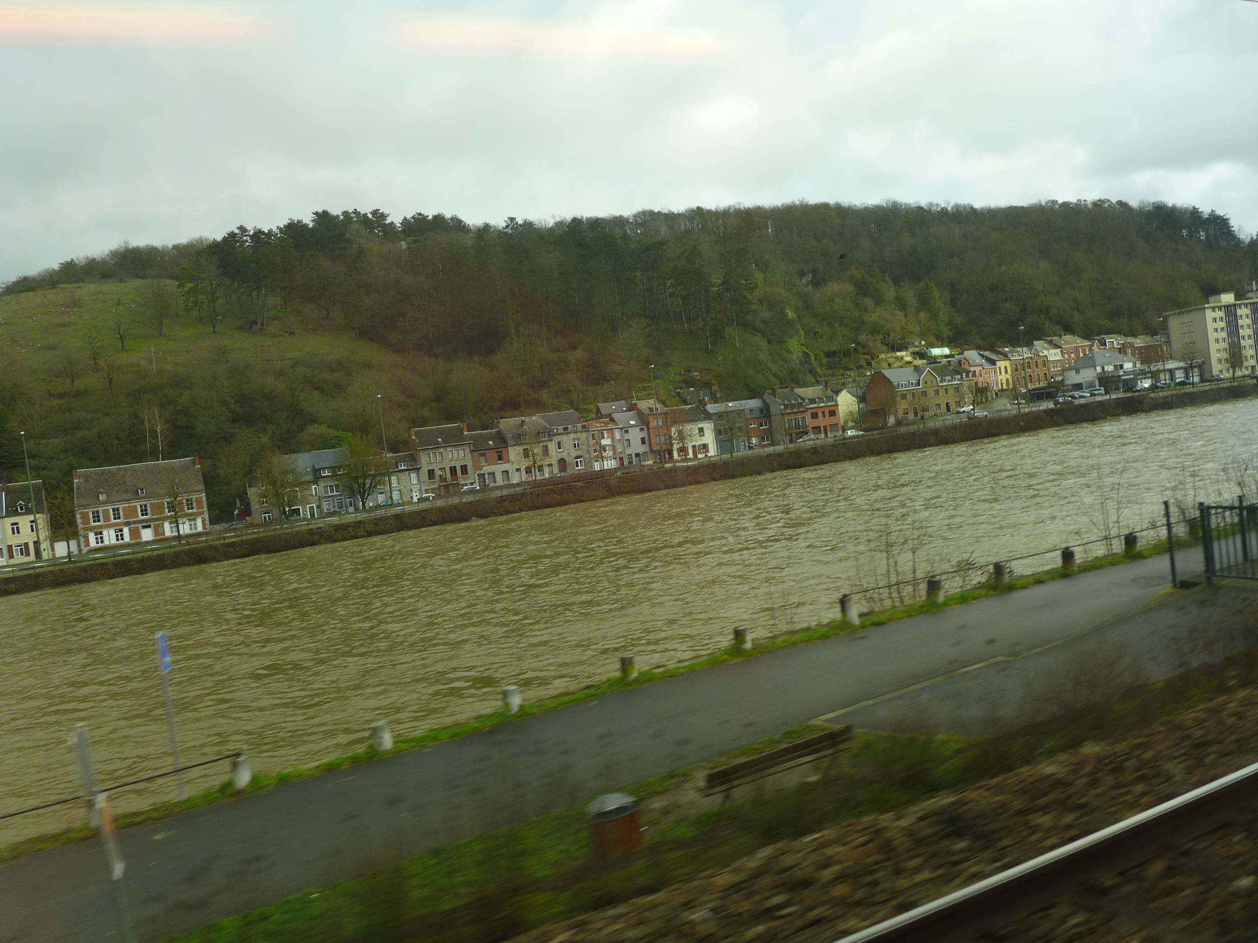 Le train arrive à Dinant, sur la rive de la Meuse. Qui sait que c’est la ville natale d’Adolphe Sax, le génial inventeur du saxophone © Globe Reporters