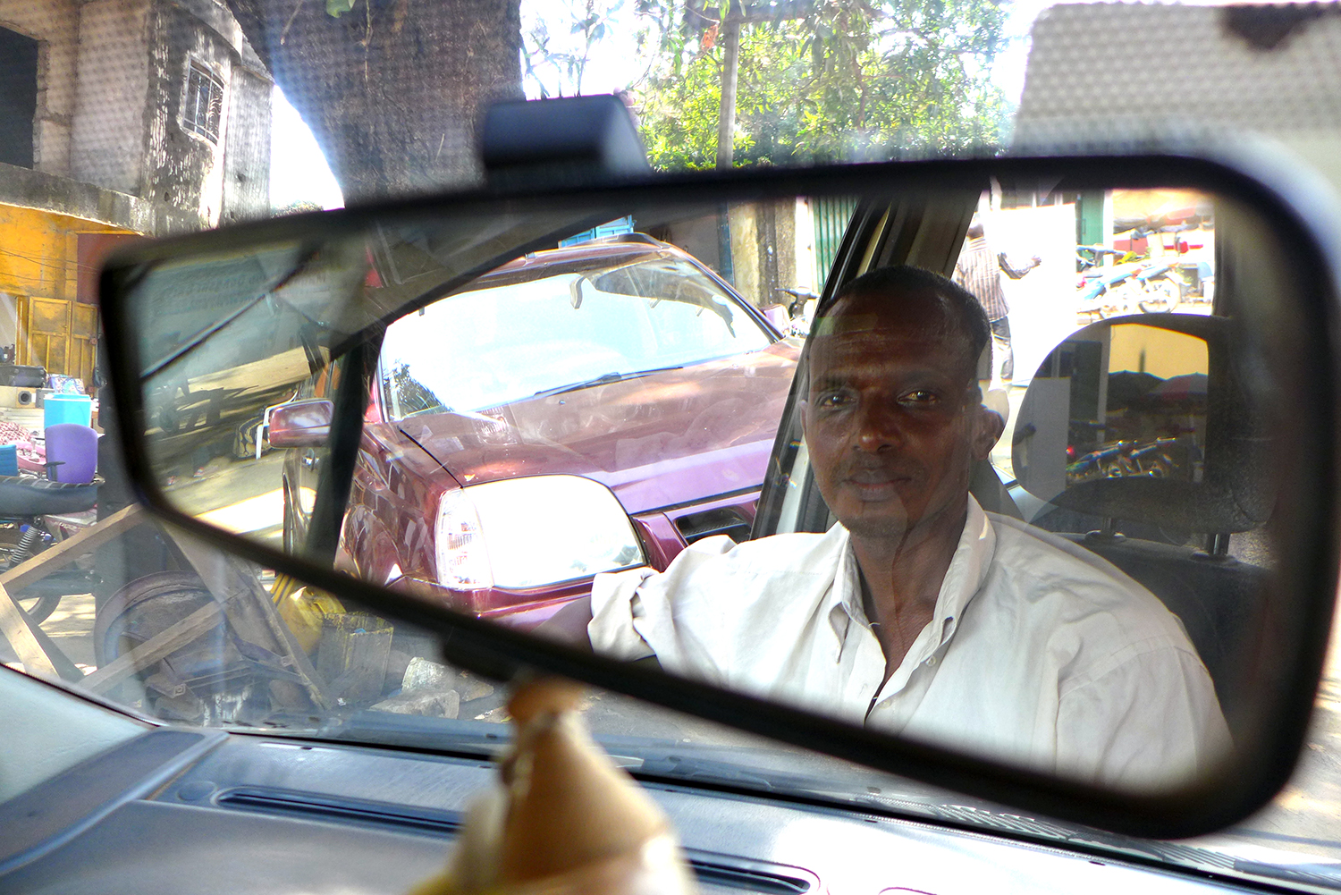Alpha Oumar BAH, le chauffeur qui conduit notre envoyé spécial partout dans Conakry.