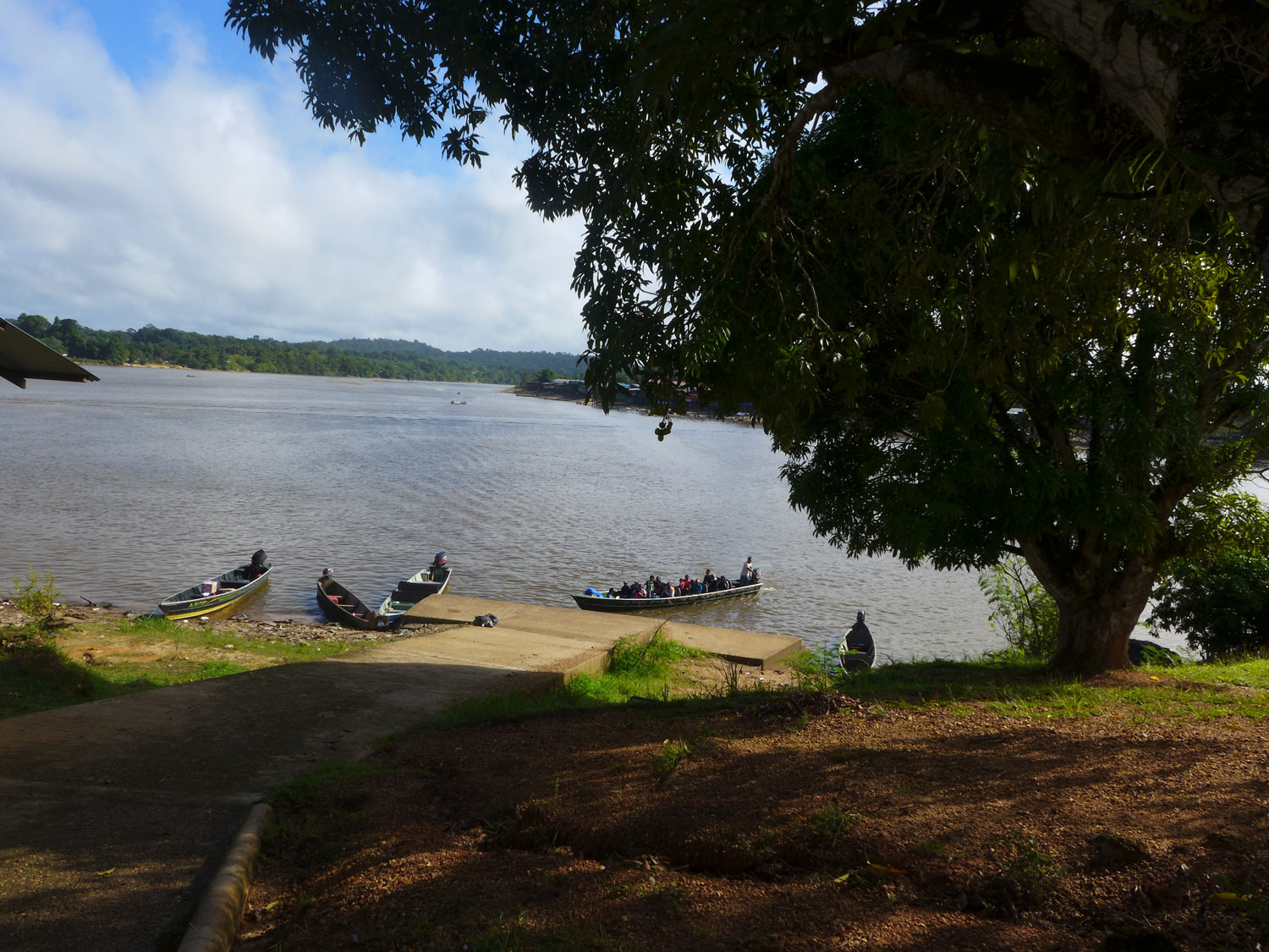 Les Wayanas ont leur propre embarcadère : le club Kayak. C’est ici qu’on vient chercher un transport pour « monter dans le sud » : une expression qui signifie qu’on veut se rendre dans les villages amérindiens au sud de Maripasoula.