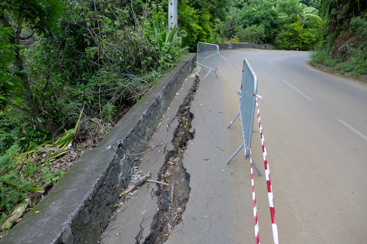 Sur le trajet vers la résidence, la route a été endommagée par la tempête tropicale Berguitta passée sur l’île jeudi 18 janvier. 