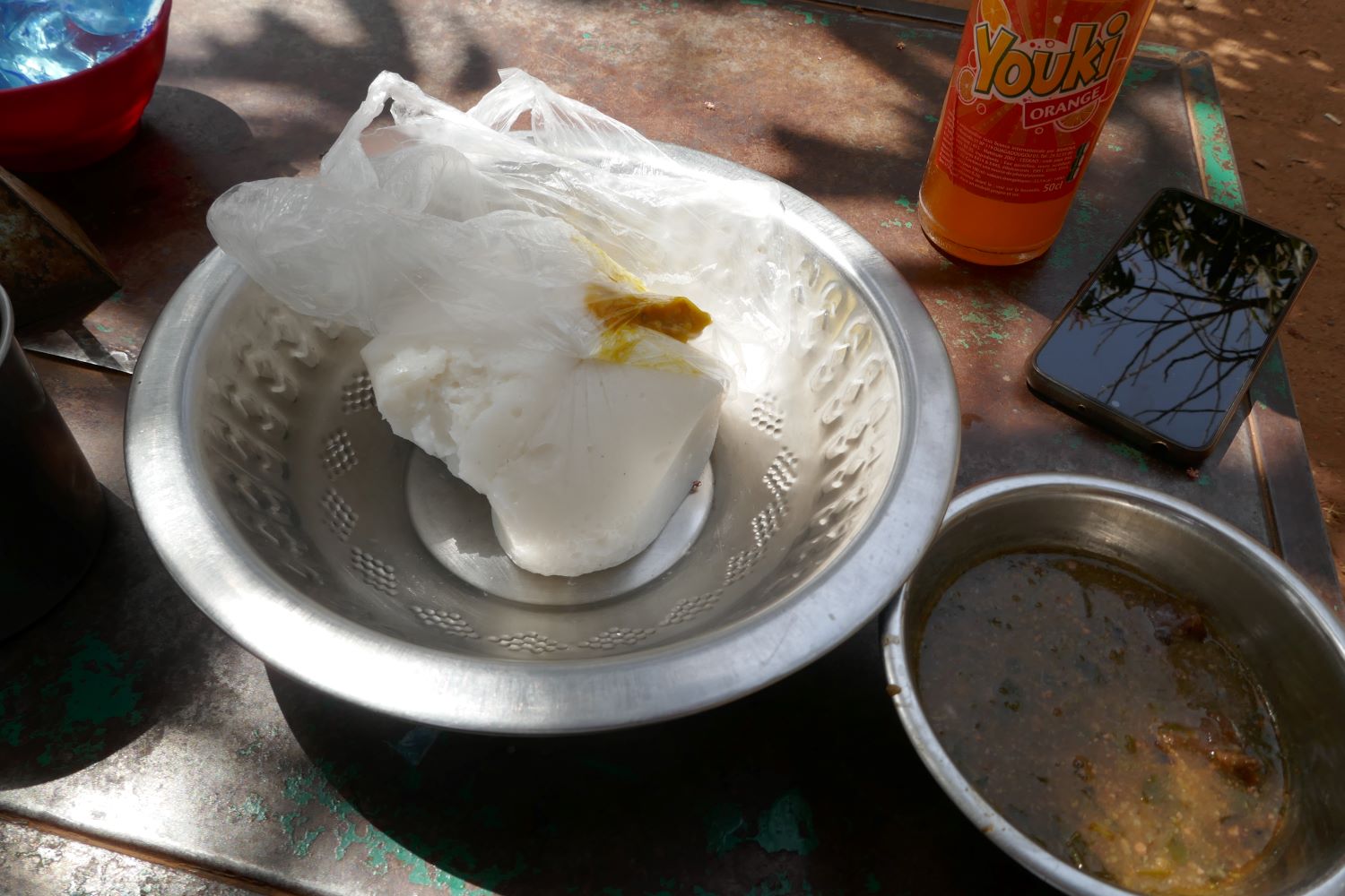 Le tô, un des plats nationaux. Là, il est fait avec de la farine de maïs et accompagné de sauce gombo © Globe Reporters