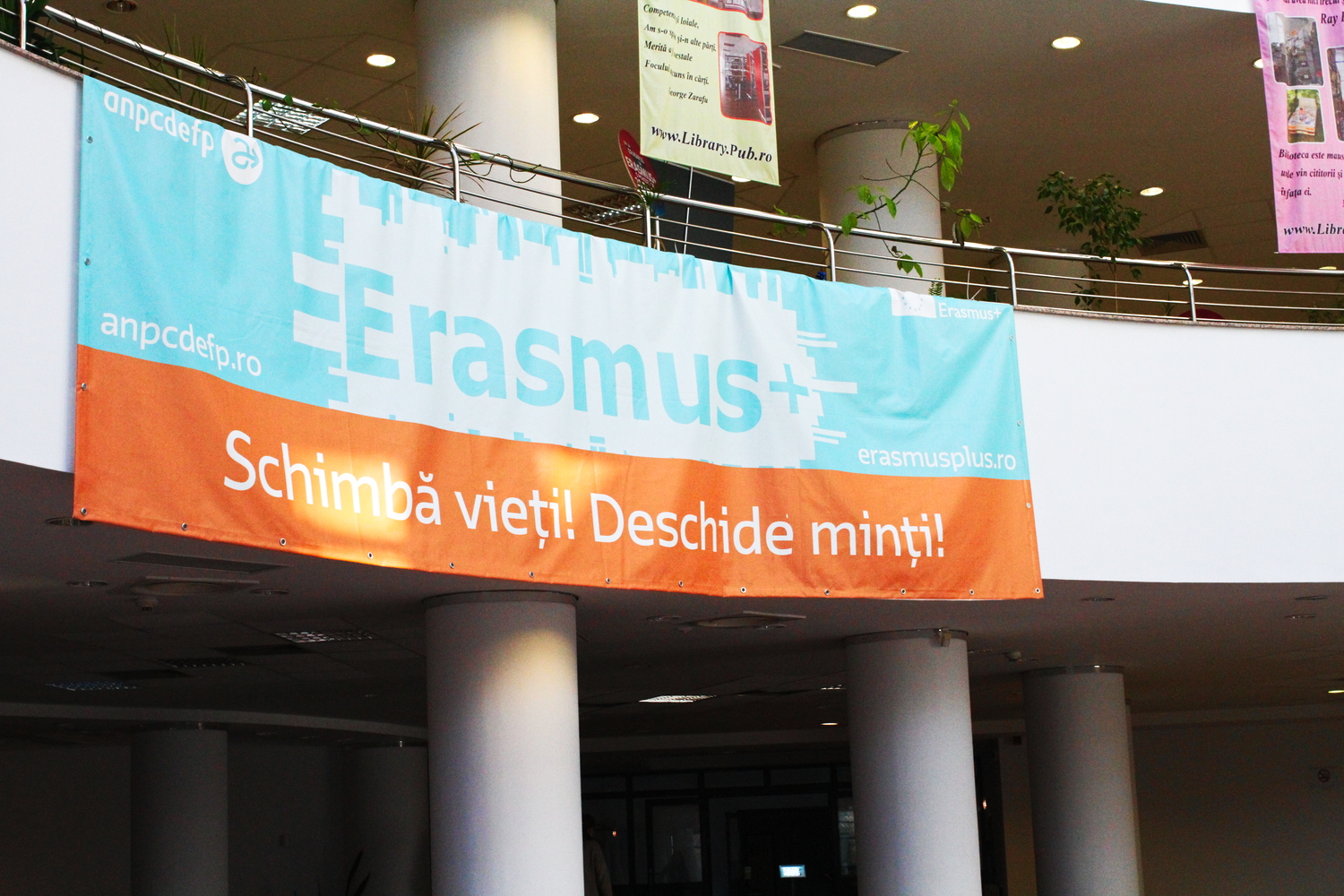 À l’une des entrées de la bibliothèque, de grandes bannières annoncent l’emplacement de l’ANPCDEFP. Il y est écrit : “Erasmus + change la vie ! Ouvre les esprits !” © Globe Reporters