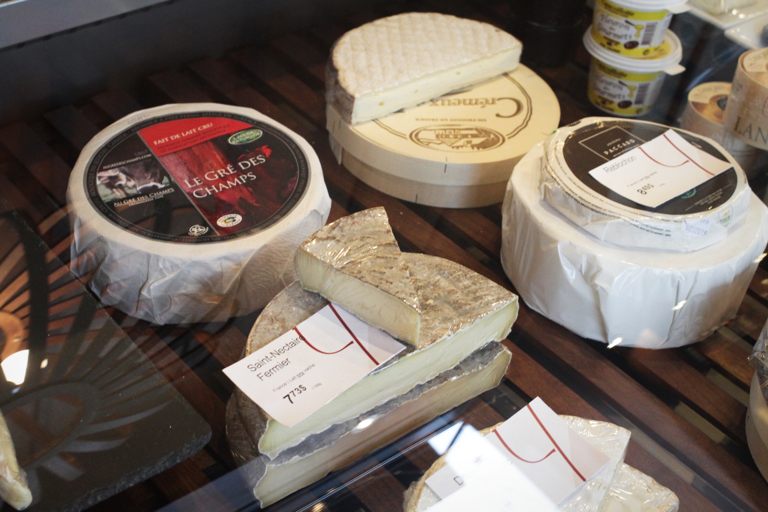 Le Saint-Nectaire, fromage préféré de notre envoyée spéciale, est à vendre dans la fromagerie de Yannick ACHIM.