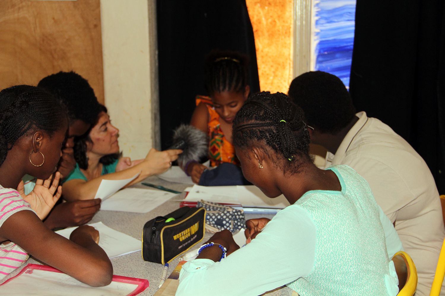 Les élèves de 4ème de l’école André Malraux préparent les réponses sur les jeux des enfants au Burkina.