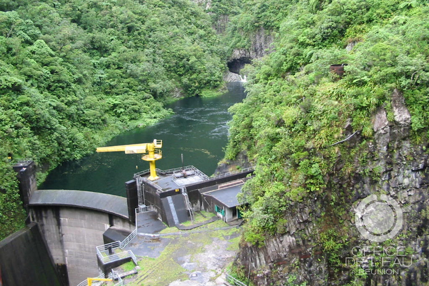 Le barrage de Takamaka 2, à la rivière des Marsouins, a pour usage principal l’hydroélectricité : l’eau est transformée en énergie électrique © Office de l’eau