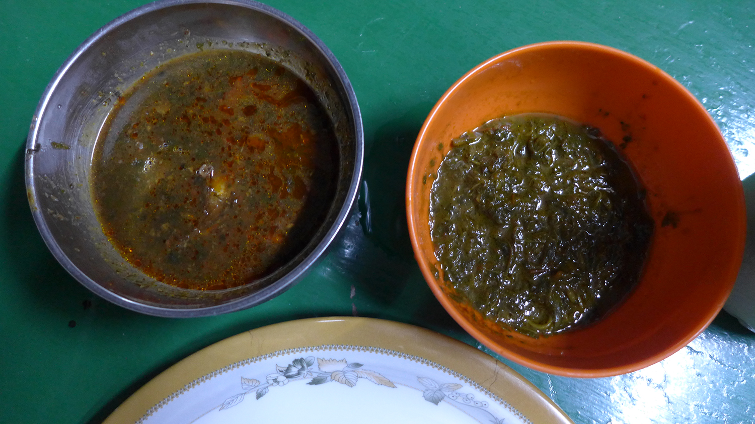 Les sauces ne manquent pas dans les maquis. Voici les deux sauces les plus populaires, celle faite avec du gombo et la deuxième à base d’oseille.
