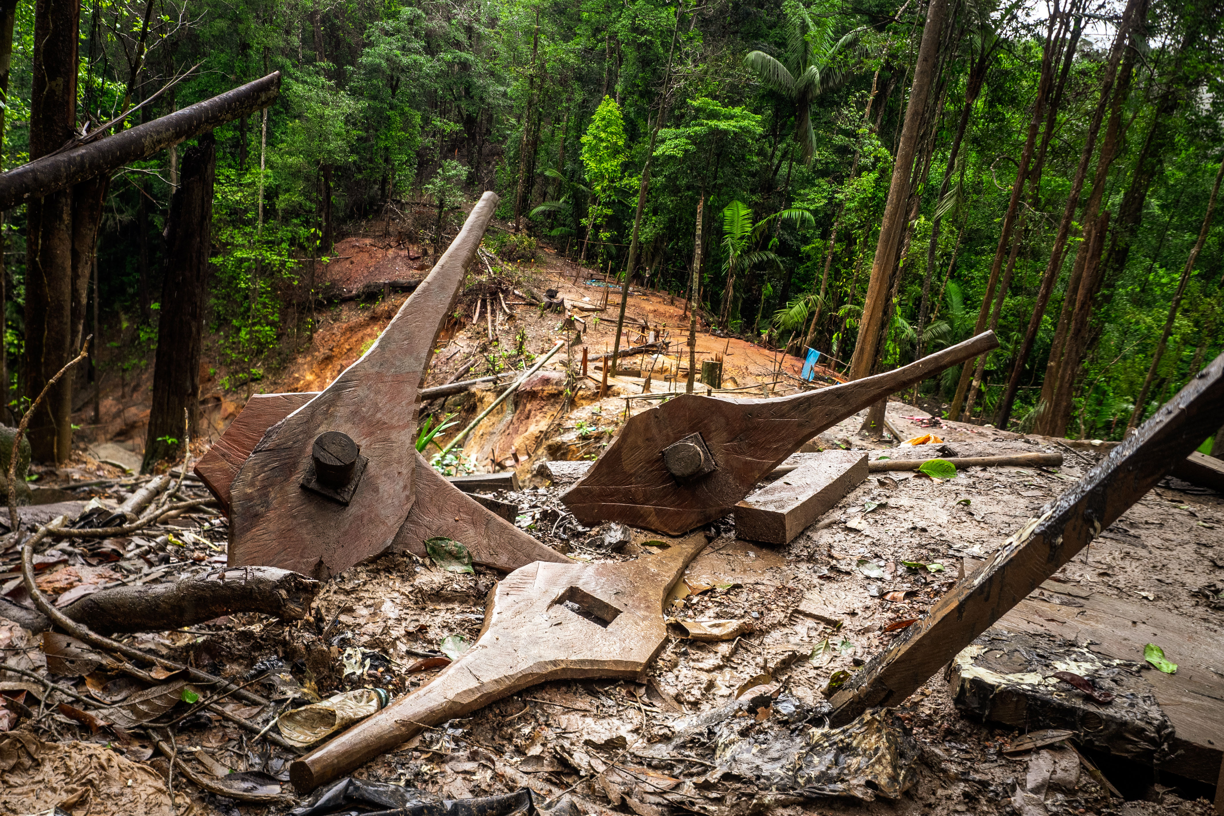 Destruction du matériel sur un site d’orpaillage illégal – crédit WWF