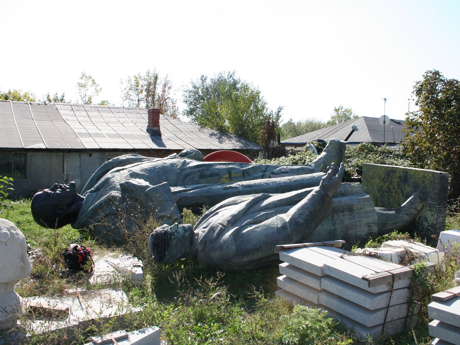 La statue de Lénine, aux côtés de celle de Petru GROZA. (photo Ioana Ciocan).