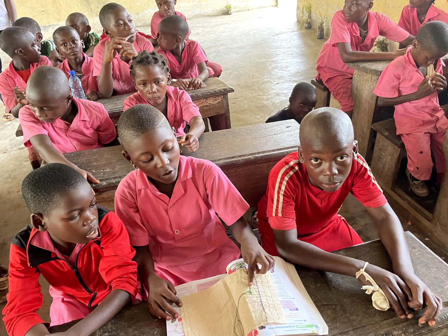 Les élèves pendant la classe à l’école primaire d’Ebodjé © Globe Reporters