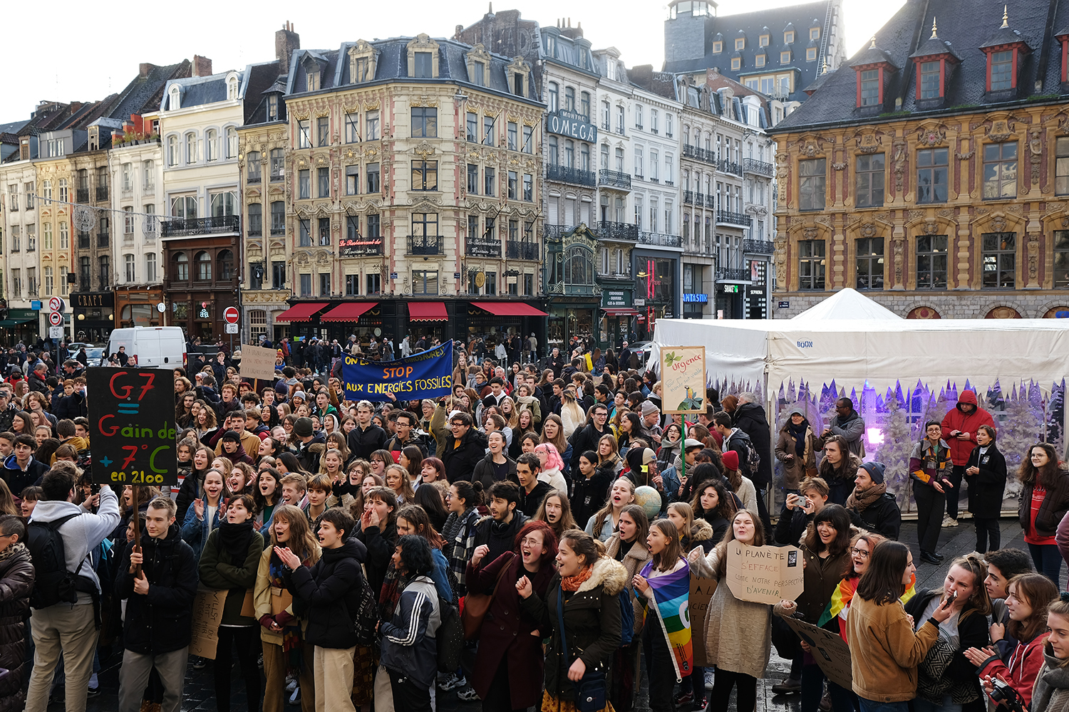 Avant de commencer à marcher, la foule chantonne des slogans : « Et 1, et 2, et 3 degrés, c’est un crime contre l’humanité » © Globe Reporters