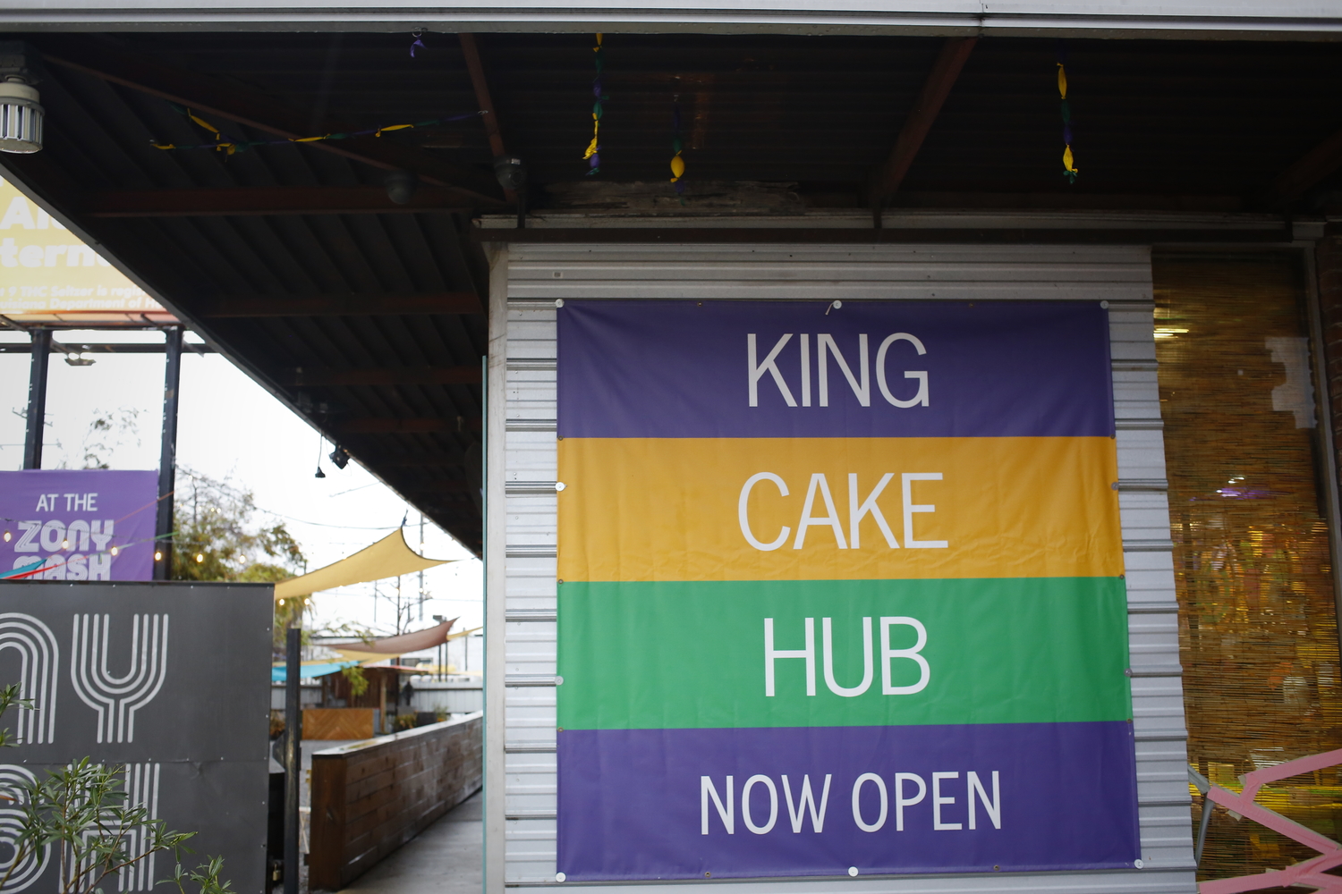 Entrée du King Cake Hub, un espace temporaire avec plusieurs variétés de King Cake et des accessoires pour Mardi Gras © Globe Reporters 