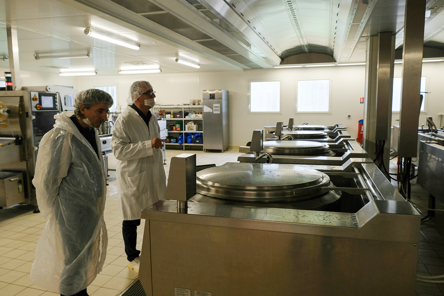Michel IFRI est présent pour accompagner l’envoyée spéciale des globe-reporters et le Directeur. Ils commencent par le cœur de la cuisine où des marmites géantes permettent aux cuisiniers de préparer 14 000 repas par jour.