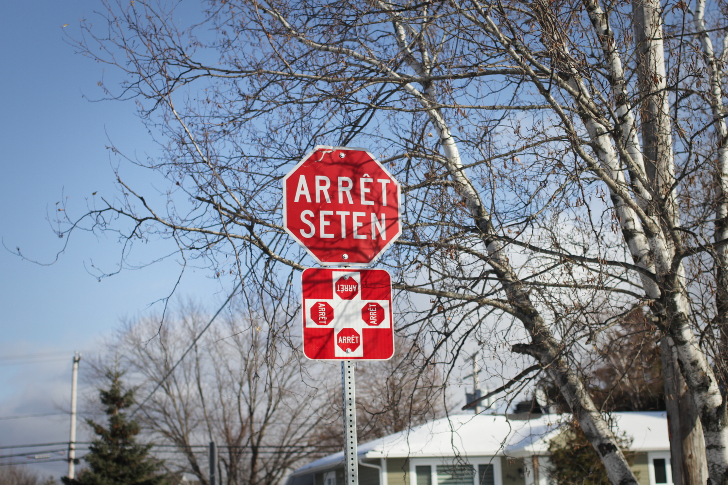 Le panneau « stop » en français et en wendat.