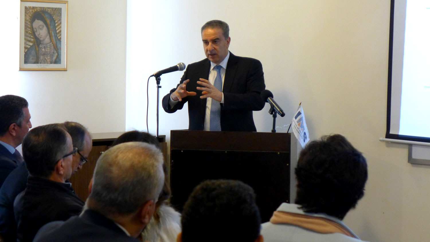 Michel Pharaon prend la parole pour expliquer la stratégie du ministère de développer le tourisme rural au Liban.