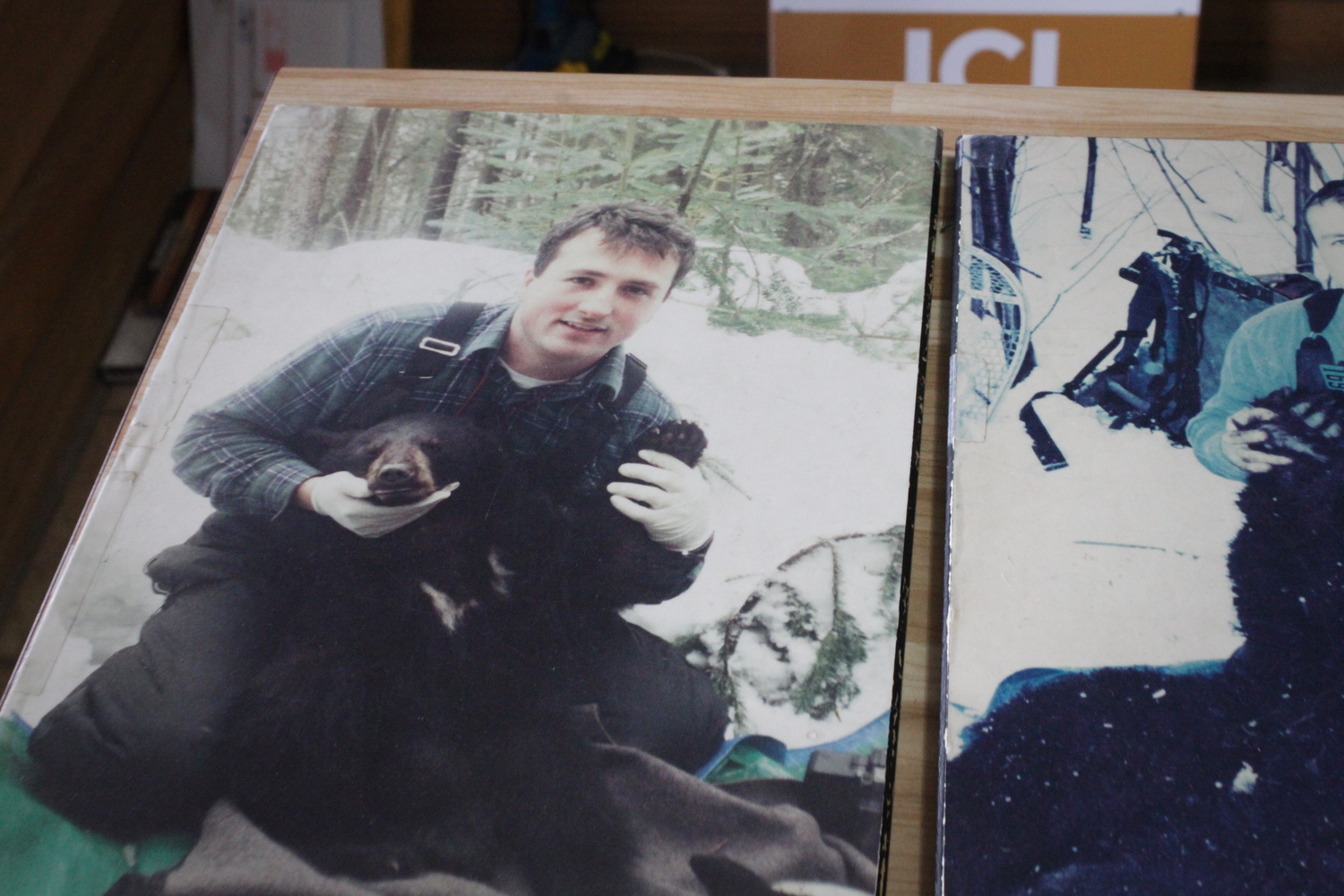 Une photo d’Éric ALLARD jeune avec l’ours John.