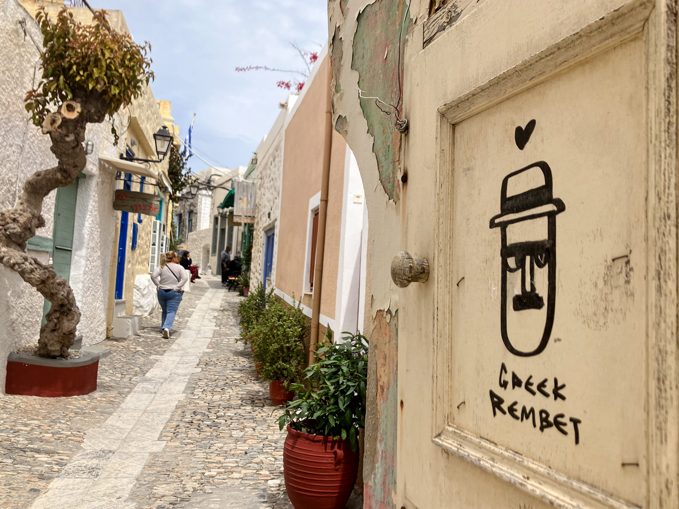 Dans les ruelles d’Ano Syros, les références au rebétiko sont nombreuses © Globe Reporters
