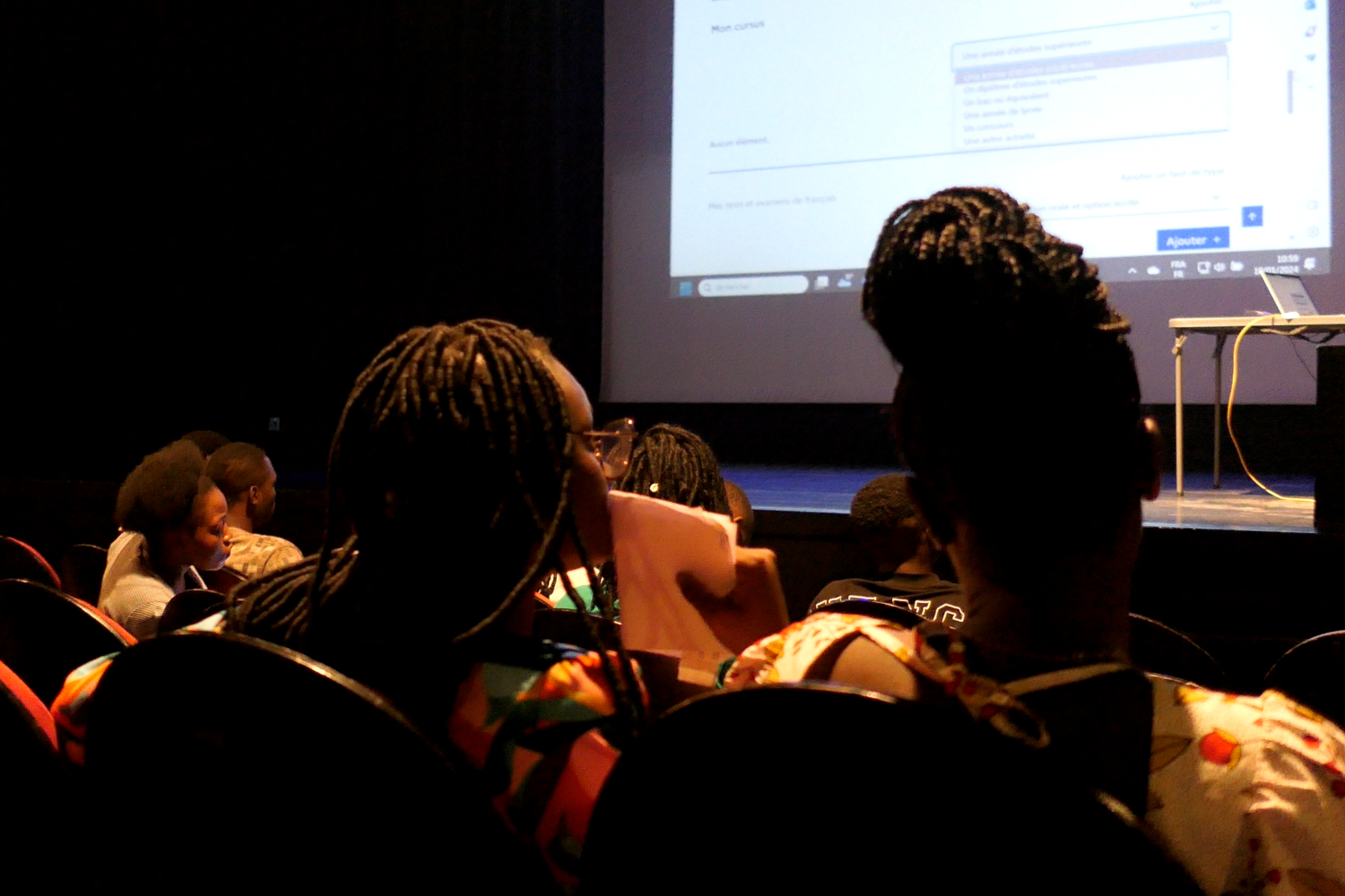 La salle de spectacle de l’institut français de Douala où se tiennent des conférences (ici avec des étudiants), des pièces de théâtre ou des séances de cinéma © Globe Reporters