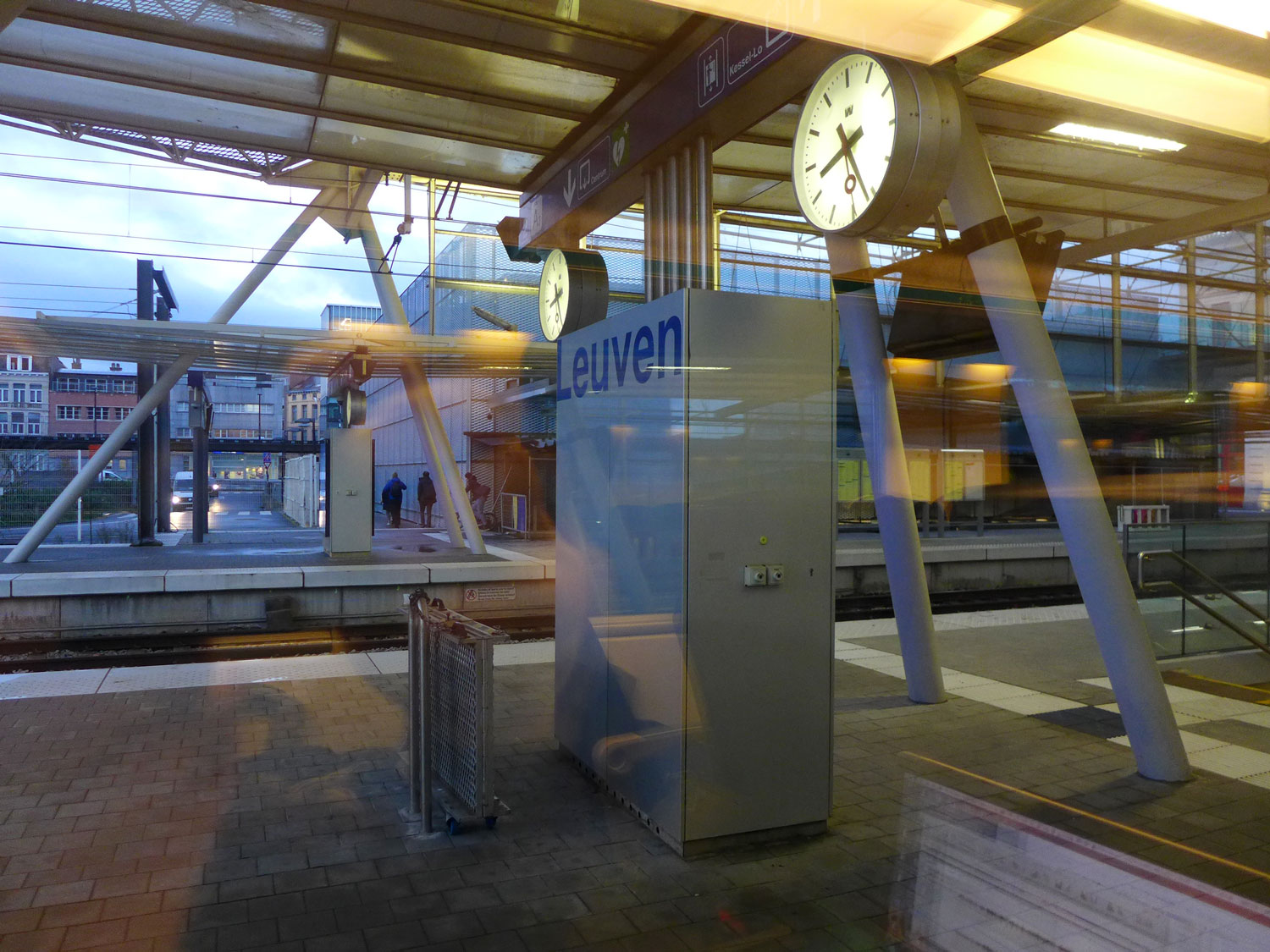Le train arrive à Louvain, à l’Est de Bruxelles. C’est une grande ville universitaire et la capitale de la bière en Belgique © Globe Reporters