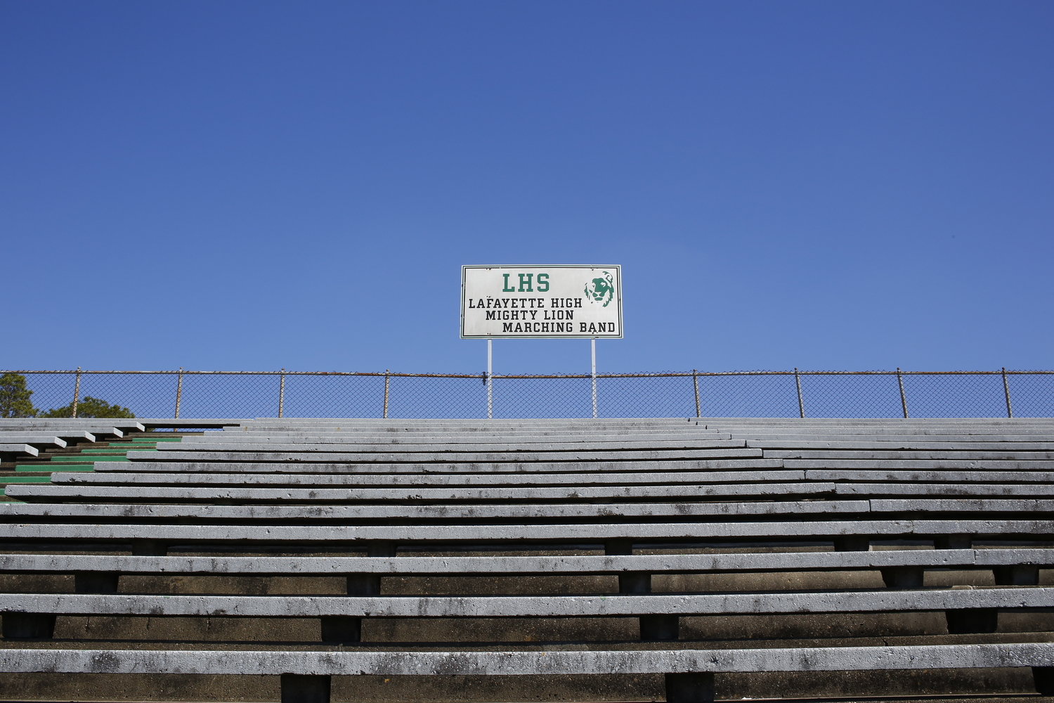 Gradins du stade de Lafayette High School © Globe Reporters 
