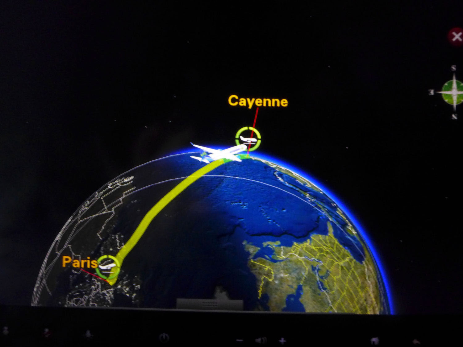 Sur les petits écrans dont disposent les passagers, il est possible de suivre l’itinéraire du vol.
