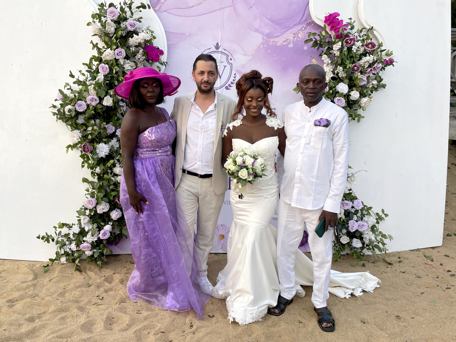 Vincent, son épouse et les parents de son épouse pour la traditionnelle photo des mariés © Globe Reporters