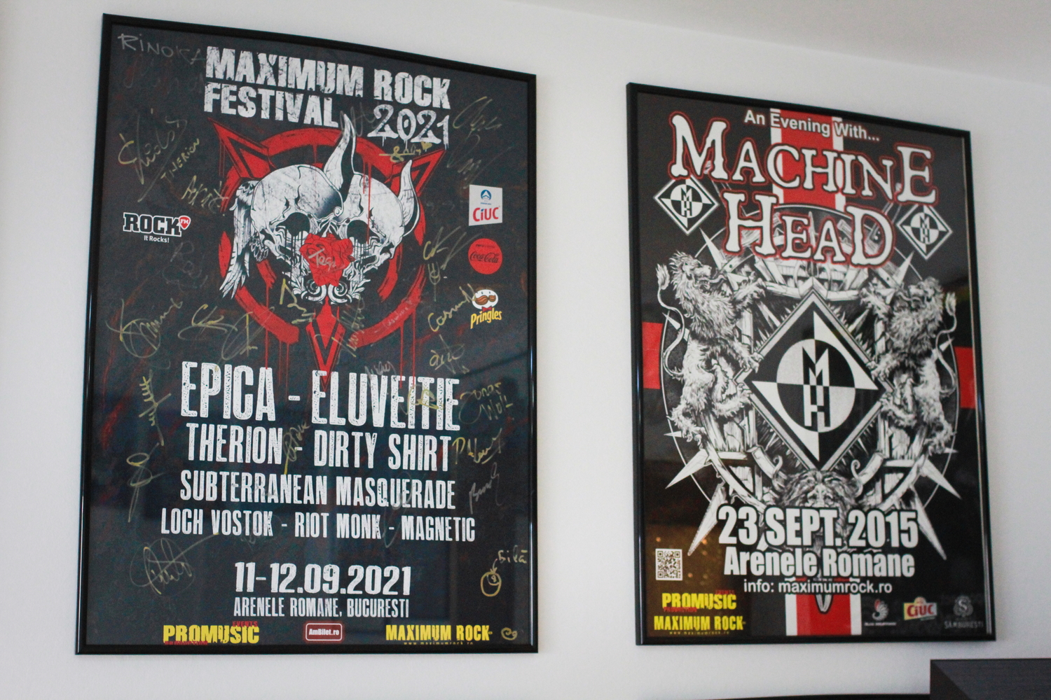 Des posters de concerts dont celui de l’édition 2021 du festival Maximum Rock. © Globe Reporters