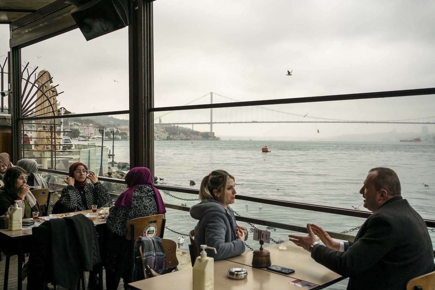Les Turcs aiment se retrouver et partager un thé ou un café avec une vue splendide sur le Bosphore et le premier pont © Globe Reporters