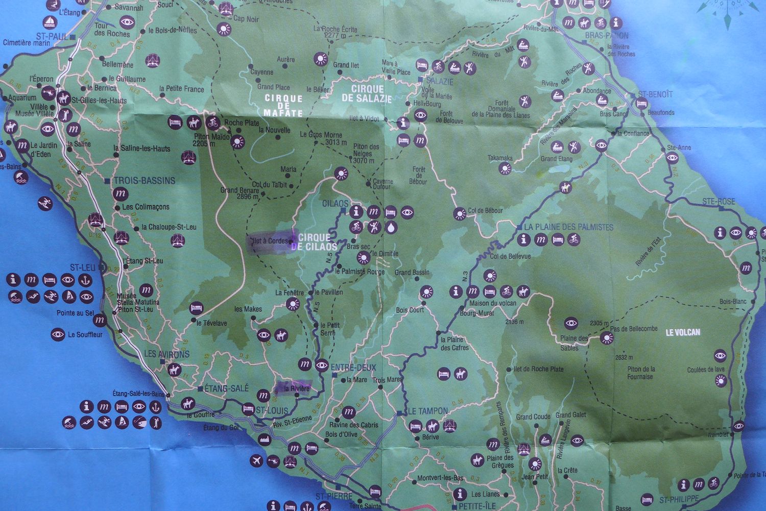 Regardez sur la carte, Sidonie a surligné en violet le village de l’Îlet-à-Cordes où a grandi Ginette, et La Rivière où elle vit désormais.