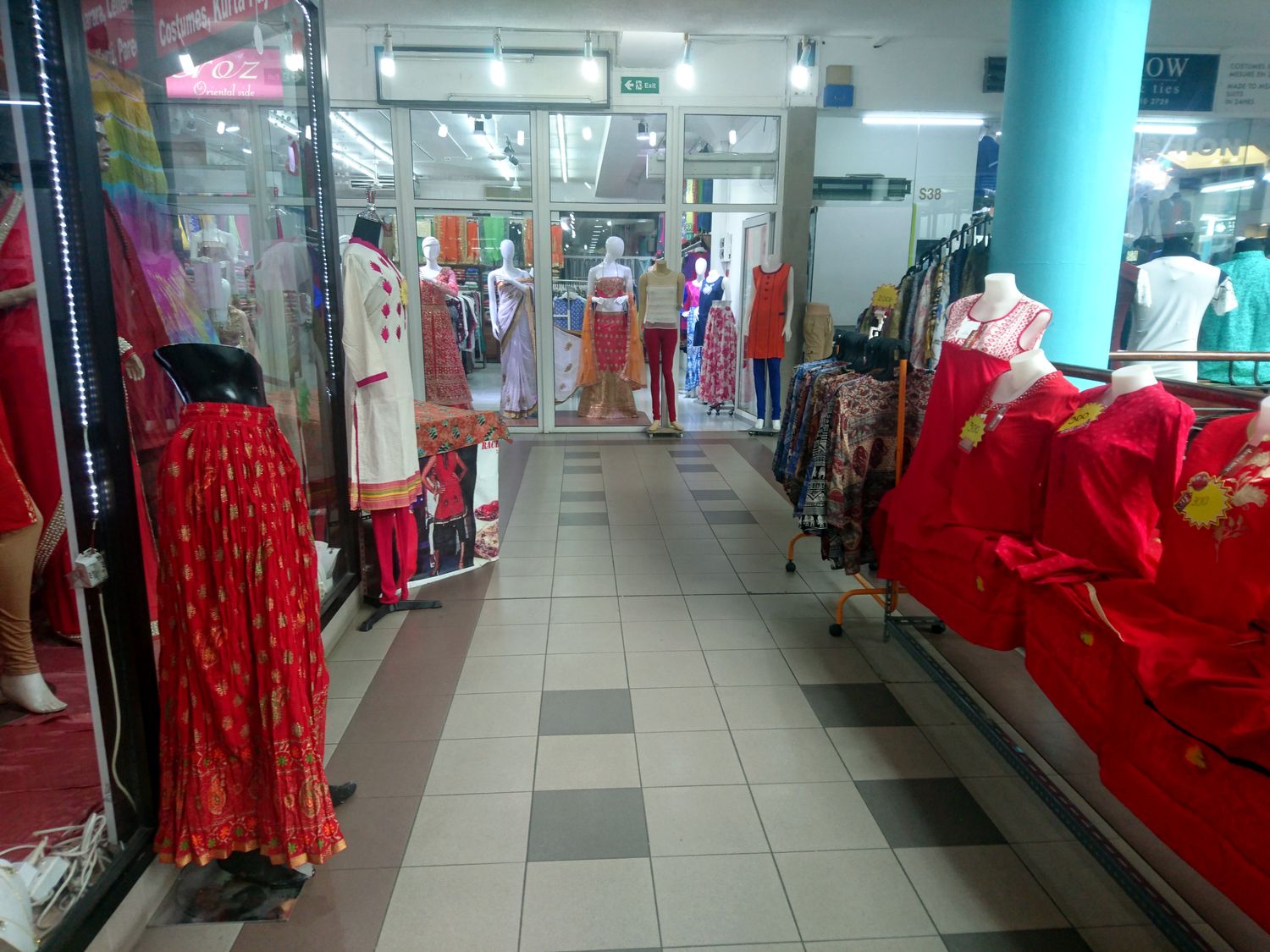 Quatre-Bornes est un foyer de peuplement indien, cela se voit dans le nombre de boutique où l’on vend des vêtements traditionnels indiens comme des saris.