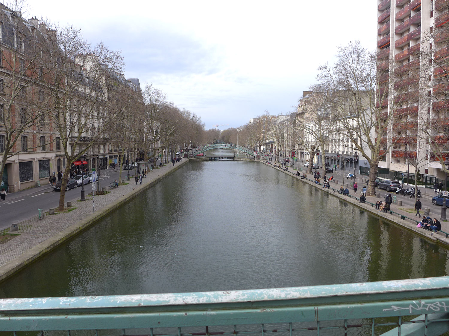 Aux beaux jours, les quais du canal sont envahis par les Parisiens qui y pique-niquent.