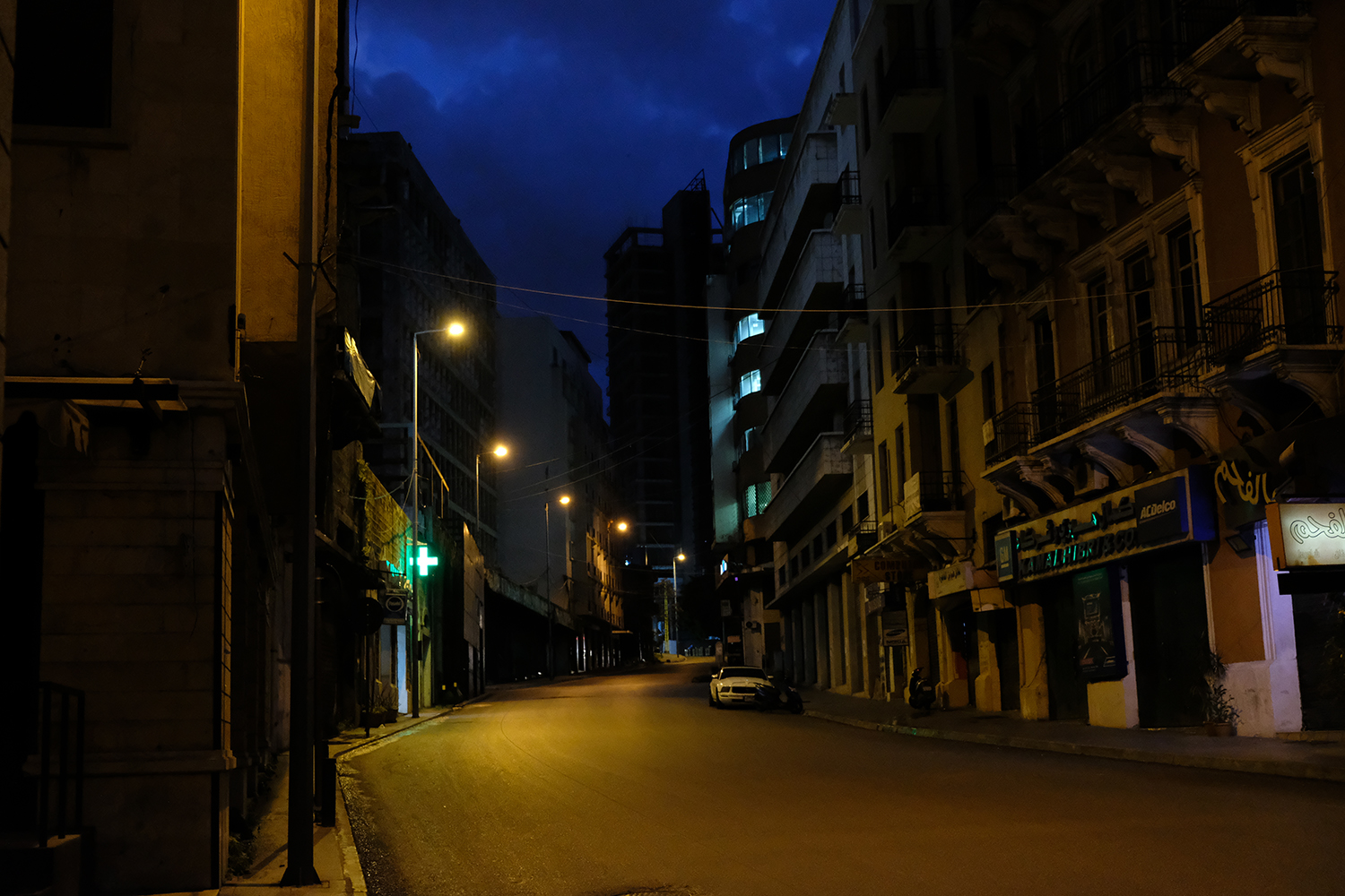 En marchant dans la pénombre ce soir-là, Sidonie peut entendre le silence … C’est une sensation bien étrange à Beyrouth © Globe Reporters