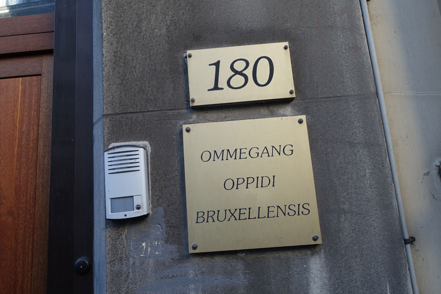Numéro 180, nous sommes devant le siège de l’Ommegang. C’est un immeuble de quelques étages © Globe Reporters