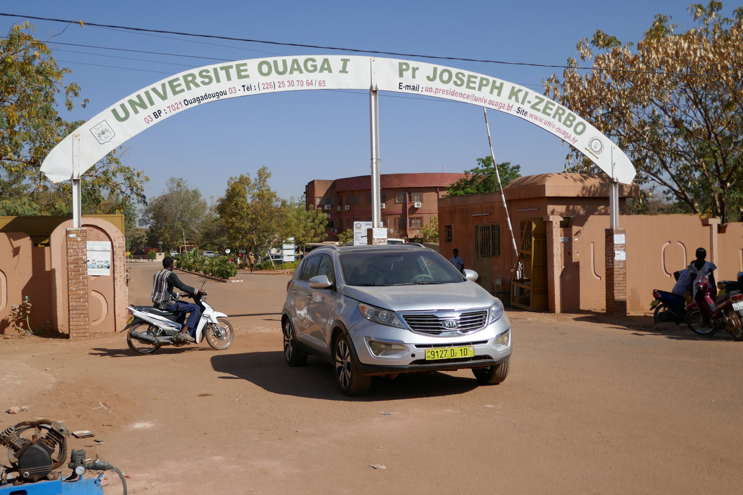 Entrée à l’Université Joseph Ki-Zerbo. C’est la plus grande des Universités du Burkina Faso et la plus ancienne. Elle a été construite en 1961 © Globe Reporters