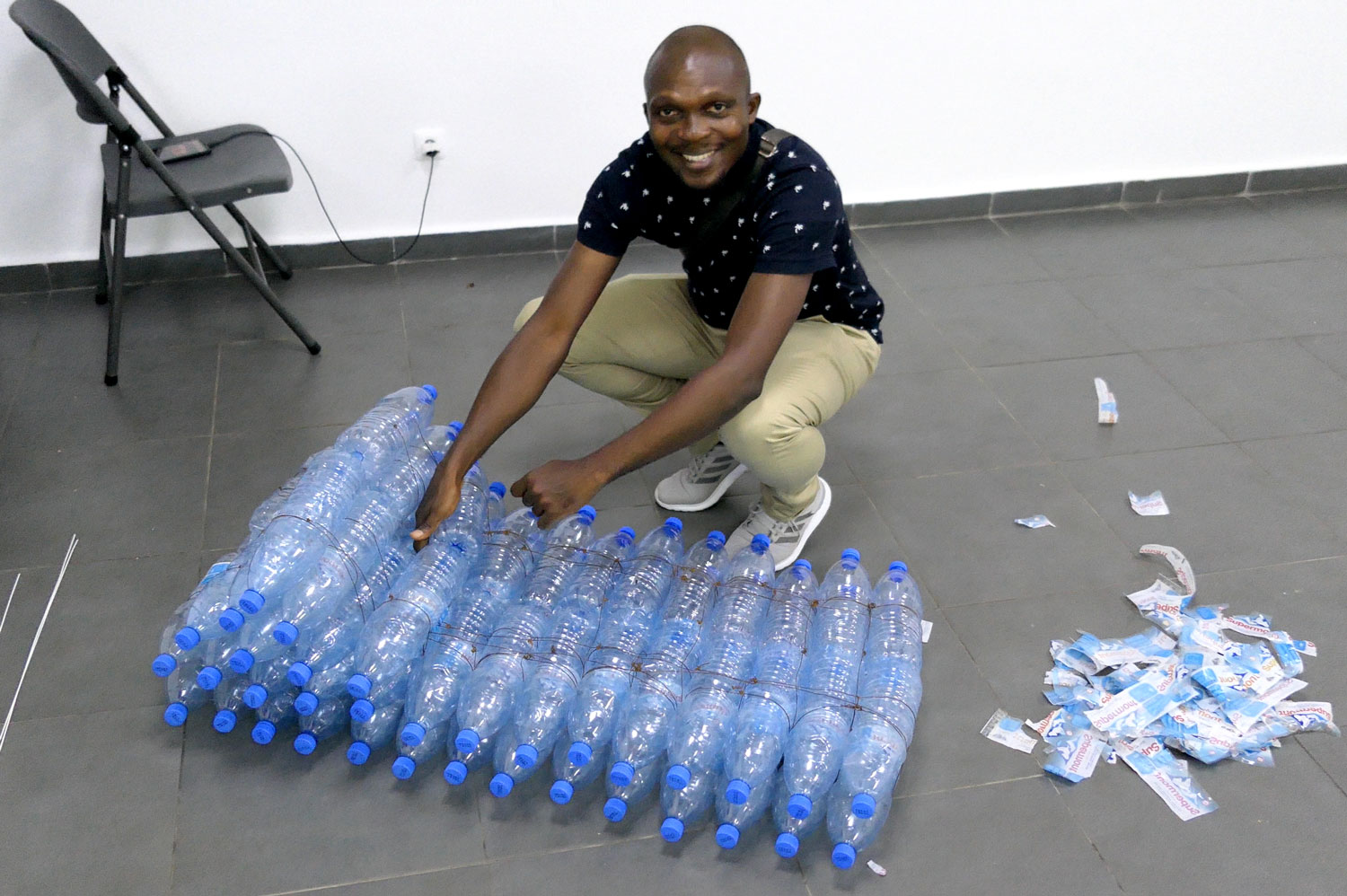Victorien BAZO, artiste qui prépare son exposition à l’Institut français de Douala © Globe Reporters