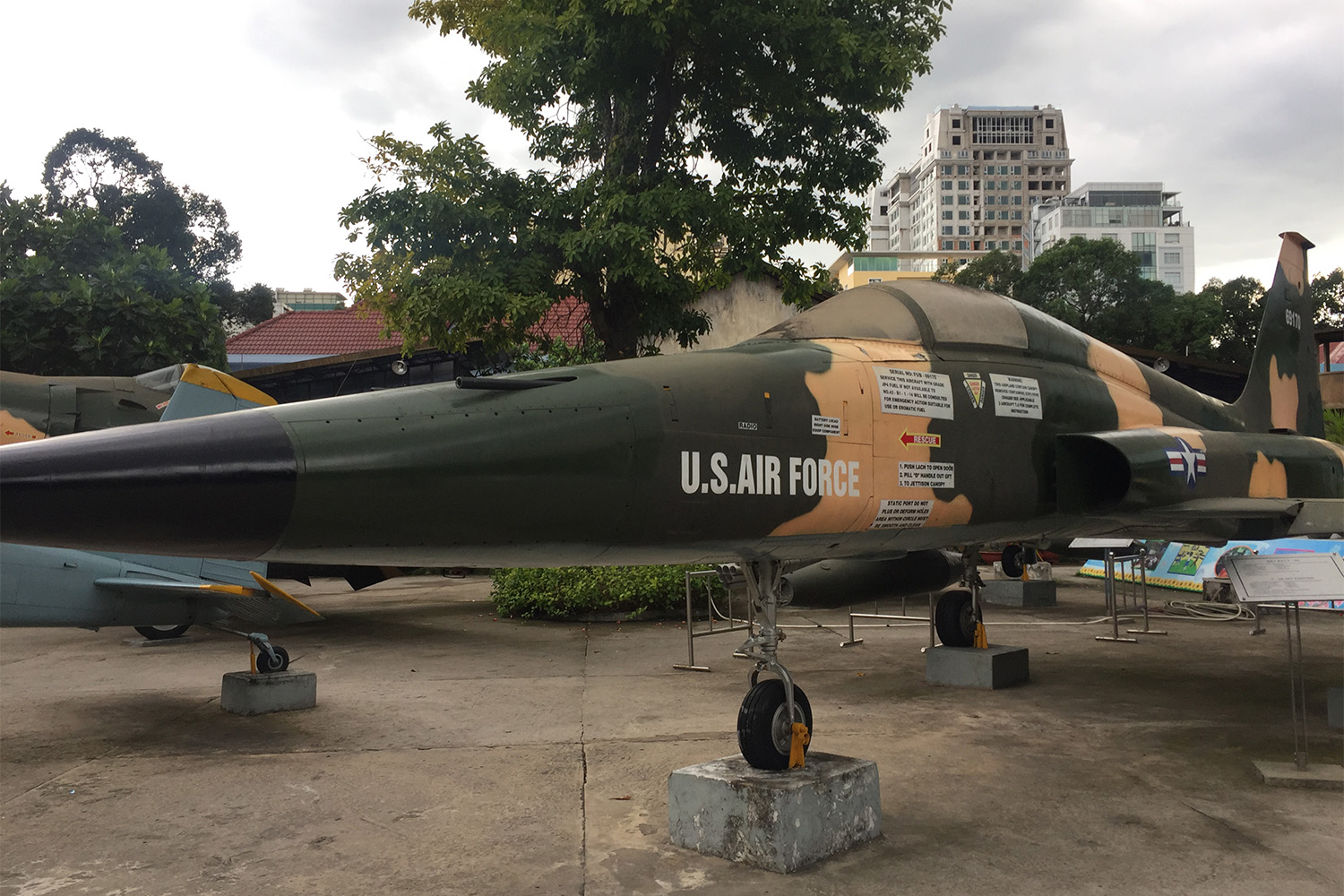 Un avion de chasse dans la cour du Musée, initialement appelé « musée des crimes de guerre américains », puis renommer afin de ne pas heurter les touristes américains.