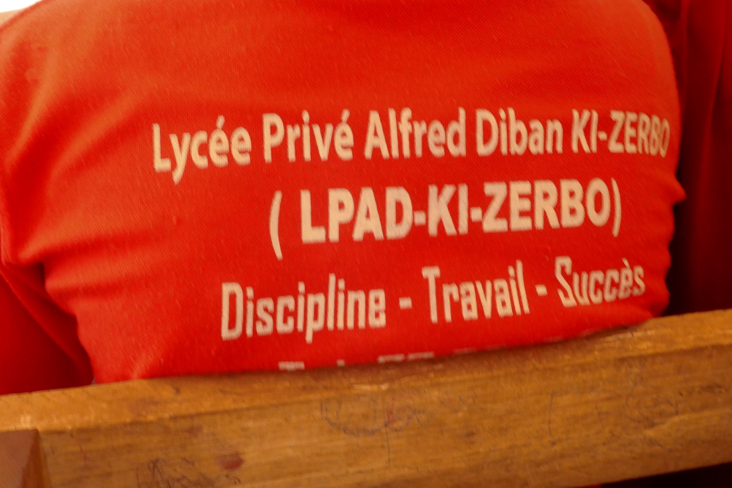 « La discipline et le travail sont les clés du succès », c’est la devise du Lycée Alfred Diban KI-ZERBO, comme on peut le lire sur le t-shirt de l’uniforme © Globe Reporters/Zabda