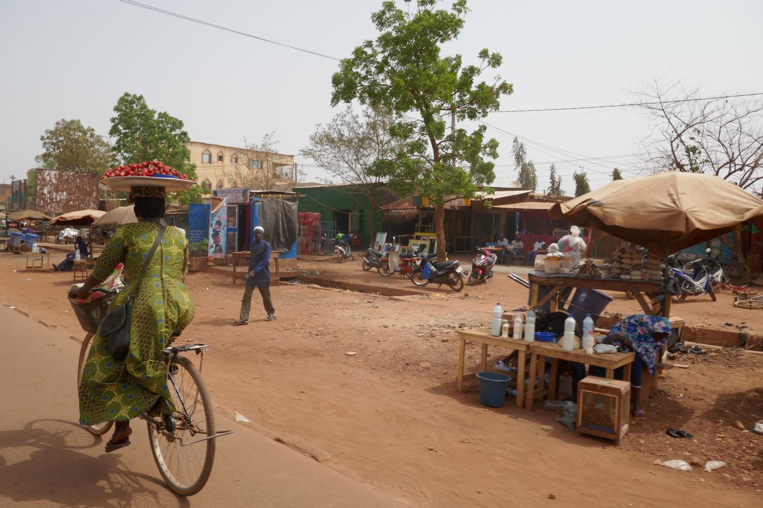 Vue d’une rue depuis la moto, en arrivant au Foyer FAMA. Les vélos sont un bien très apprécié par les Burkinabés. Ils sont partout © Globe Reporters