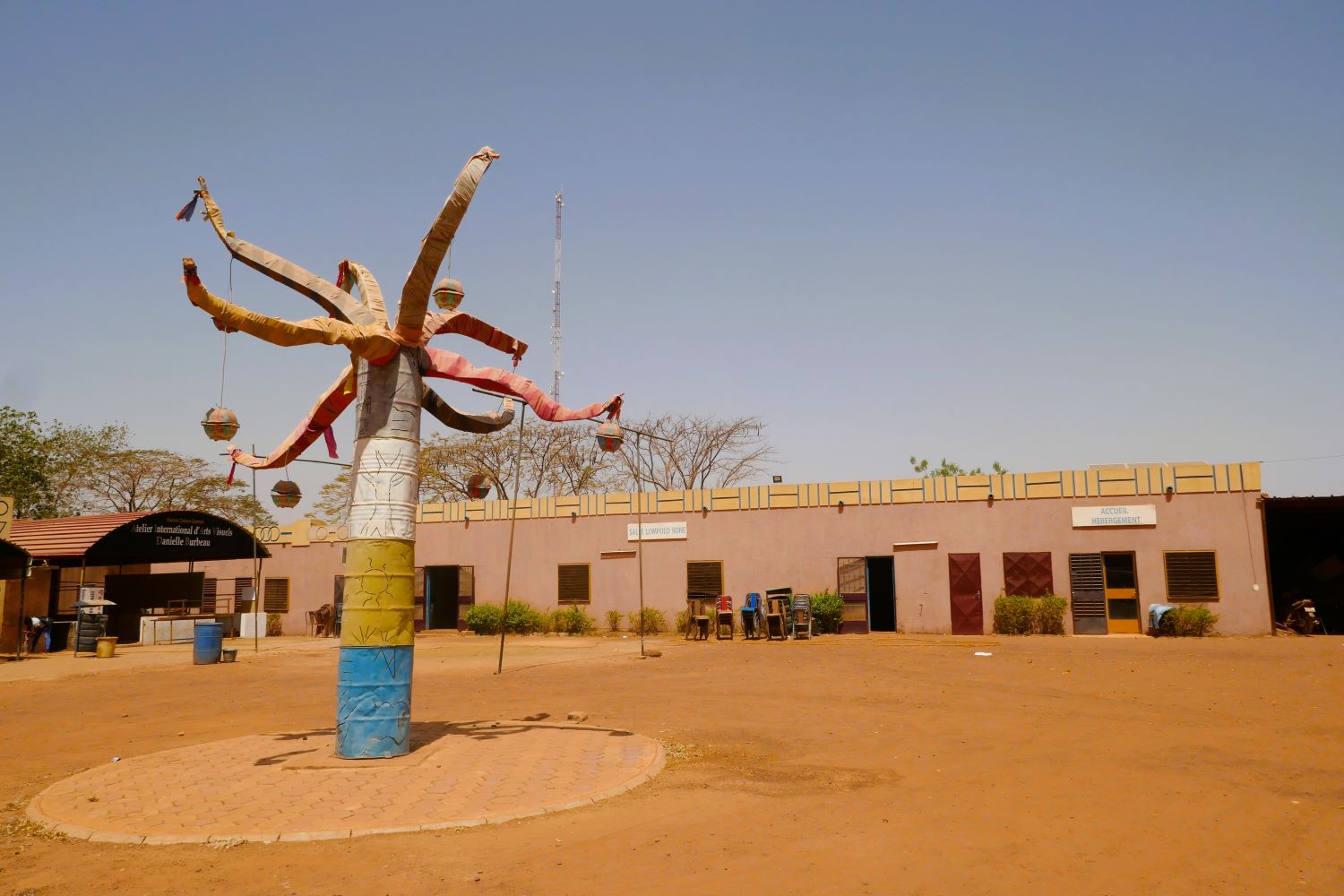 Dans l’espace Gambidi la décoration est artistique et moderne, comme cet arbre qui représente un baobab. Il est réalisé avec des matériaux recyclés © Globe Reporters
