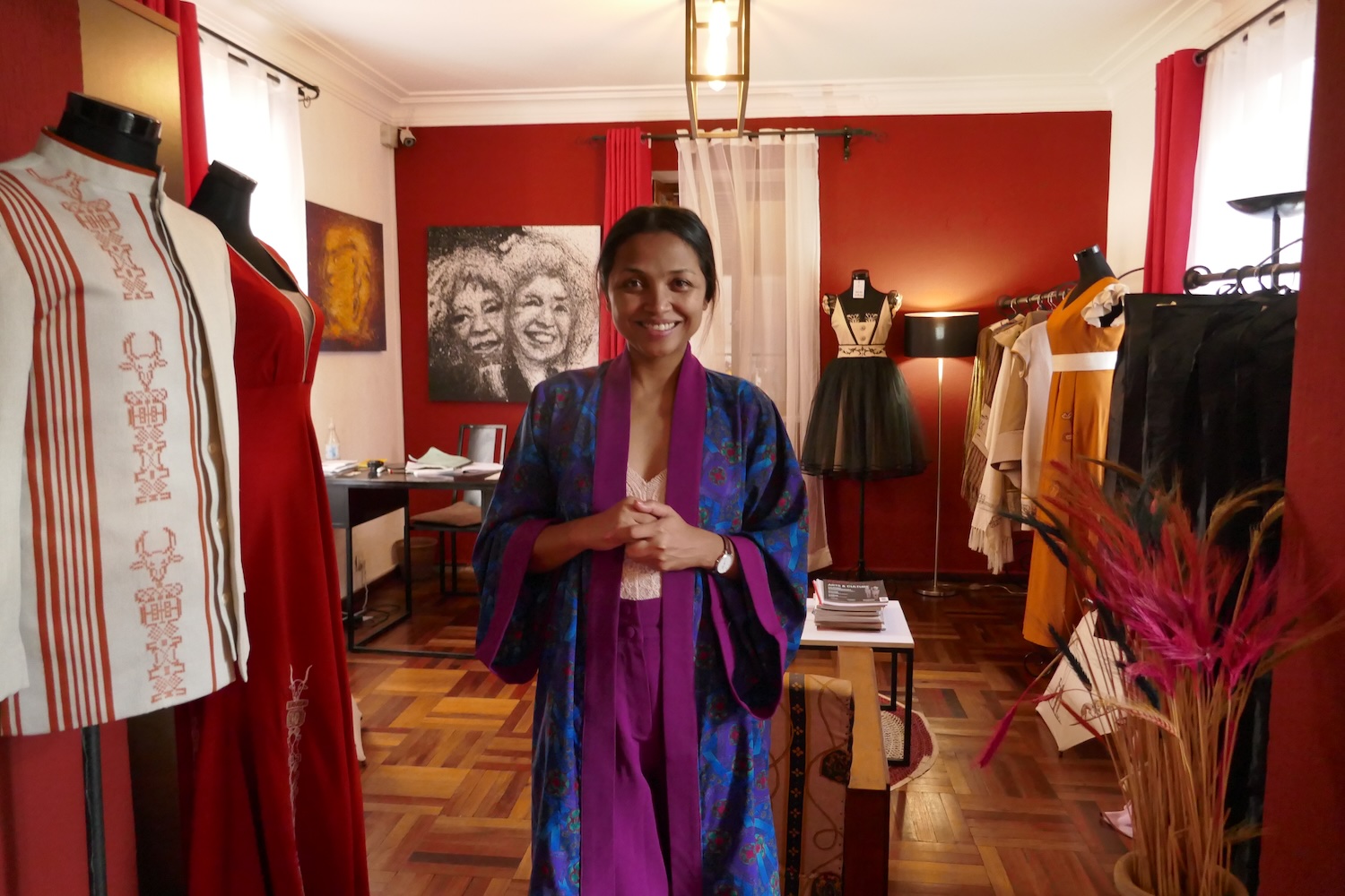 La boutique de Sih Rakout est pleine des robes élégantes et d’objets d’art © Globe Reporters