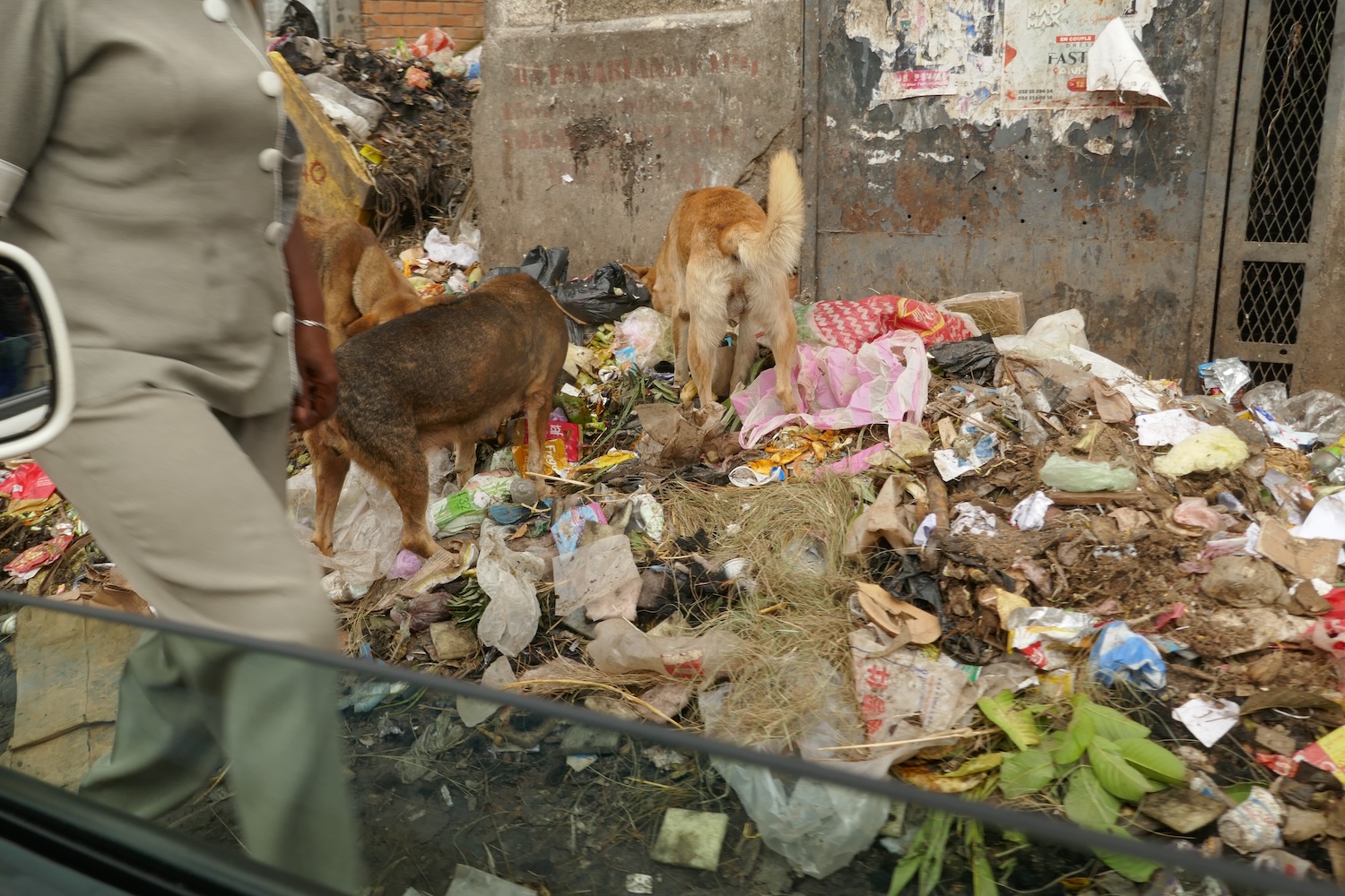 Les ordures s’entassent dans la ville à côté de conteneurs qui sont toujours pleins © Globe Reporters