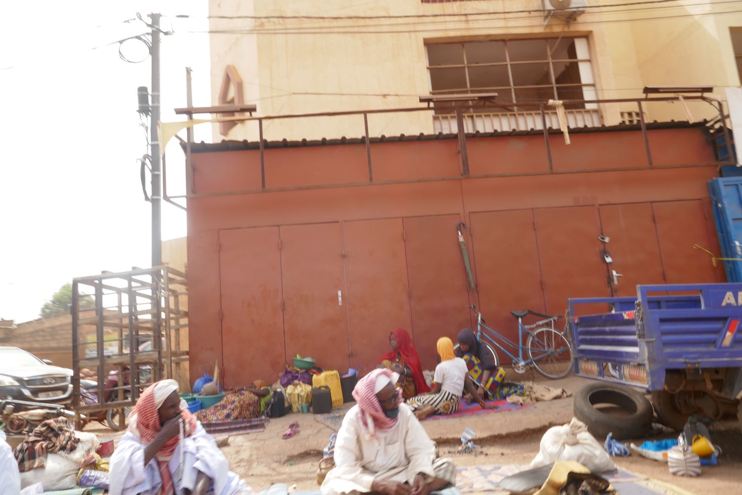 Vue d’une rue pleine des marchands et marchandes qui étalent leurs marchandises à même le sol, dans un quartier du centre-ville, sur la route vers le Comité National Olympique et des Sport Burkinabé © Globe Reporters