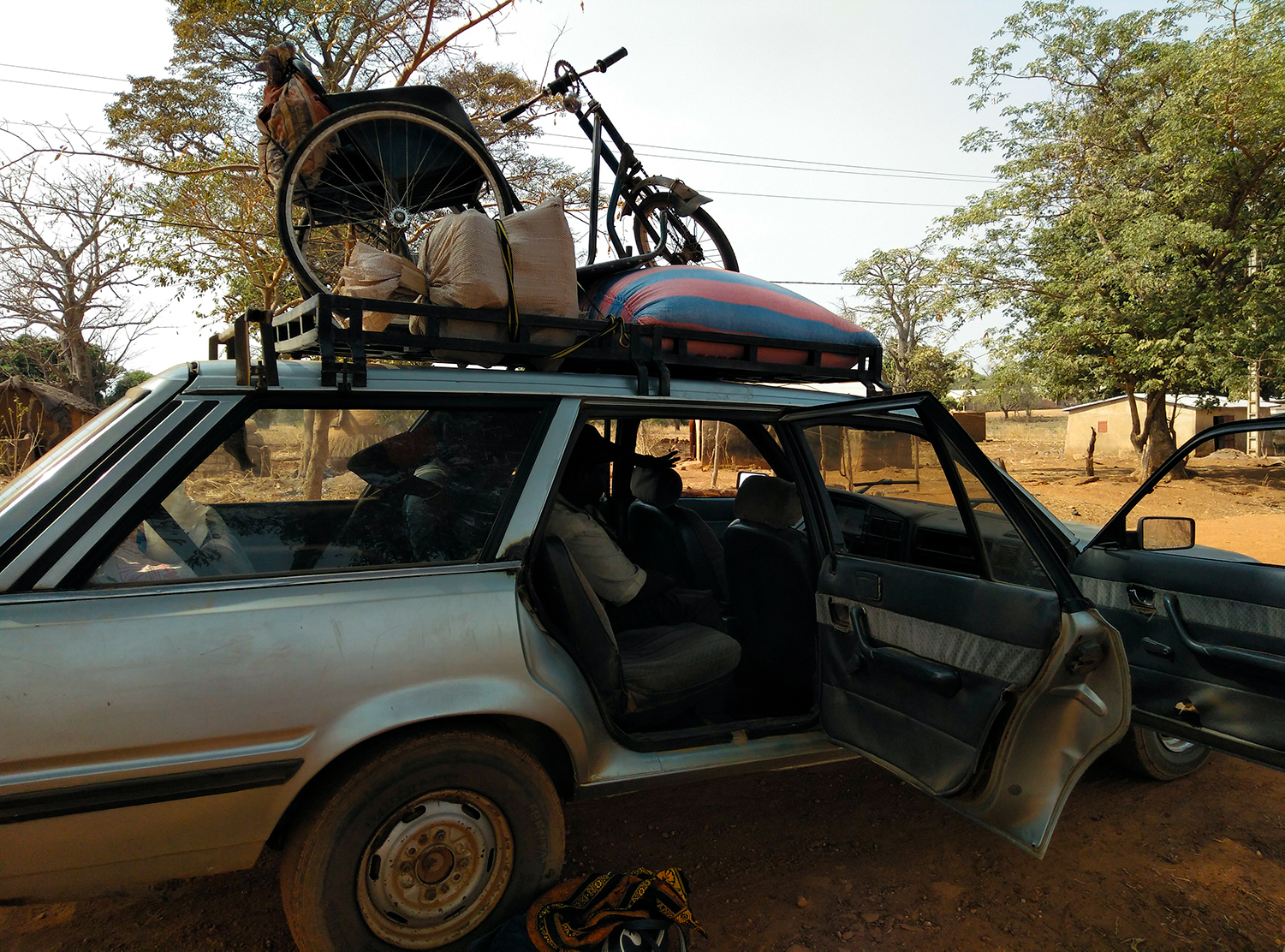 Les taxi-bus, des vieilles Citroën, transportent marchandises et passagers, entre les différents villes et villages de tout le pays. Ce taxi-bus a transporté notre envoyée spéciale de Bukombé à Natitingou, dans le nord du pays.  