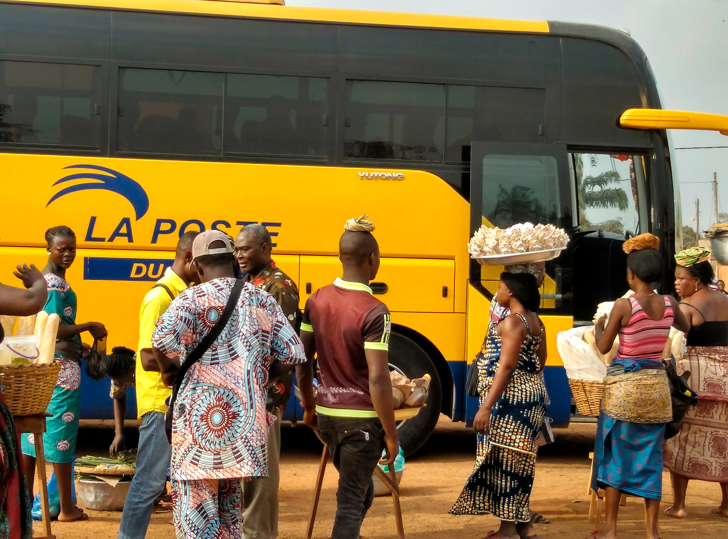 La Poste, une compagnie qui propose des bus équipés du Wifi pour traverser le pays.