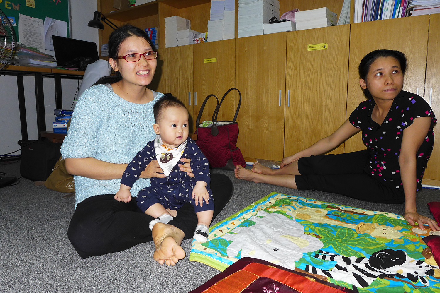 Huong Hoang Thi est venue avec son bébé. Il s’appelle Hieu et il a 7 mois ! Elle a même le droit de faire une petite sieste avec lui.