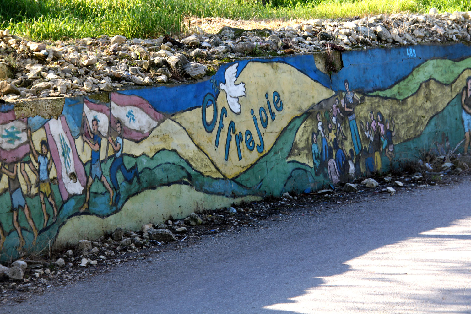 Peinture murale sur le mur face à l’école, dans le village de Kfifane.